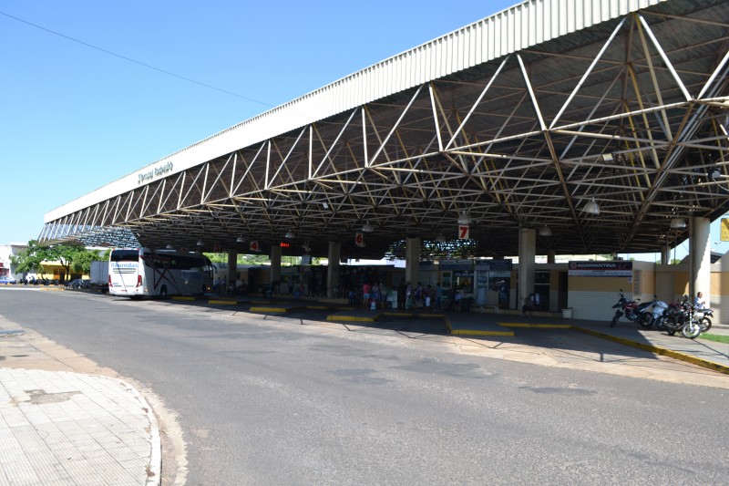 Rapaz para no Terminal Rodoviário para beber água e é assaltado