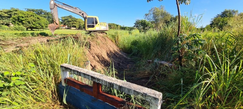 Daee realiza desassoreamento e limpeza nos córregos urbanos