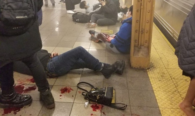 Ao menos 13 ficam feridos em ataque a tiros no metrô de Nova York, nos EUA