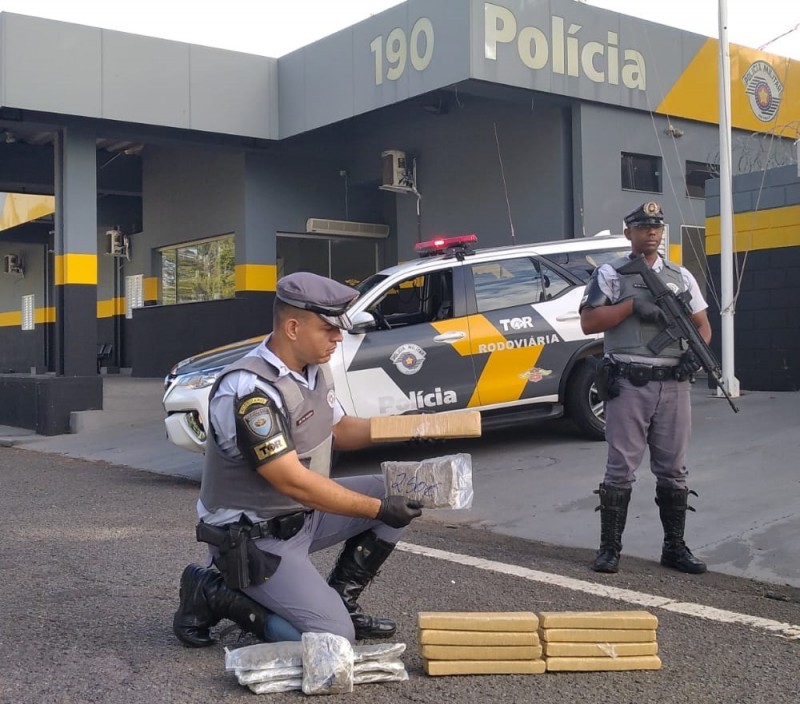 Adolescente é flagrado pelo TOR com tijolos de maconha e pacotes de skunk