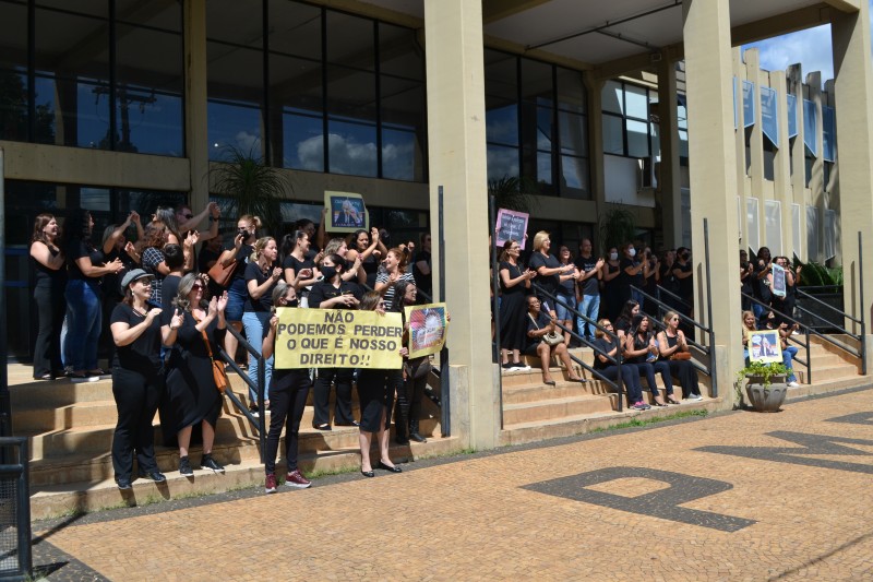 Professores da rede municipal de ensino manifestam contra corte salarial