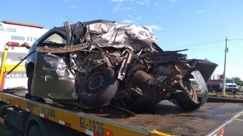 Homem morre ao bater carro na contramão em caminhão na Rondon
