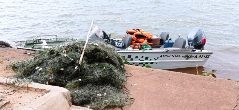 Redes de pesca são recolhidas e apreendidas no rio Tietê