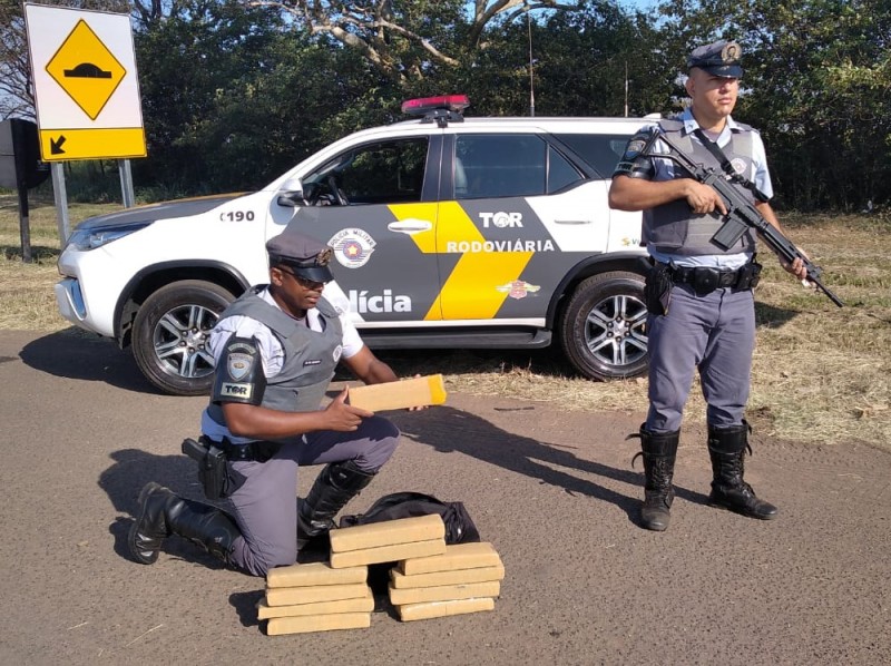 TOR prende homem de 35 anos com 11 tijolos de maconha em ônibus