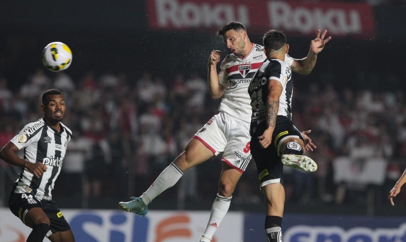 São Paulo derrota Santos em clássico com gol de pênalti no fim