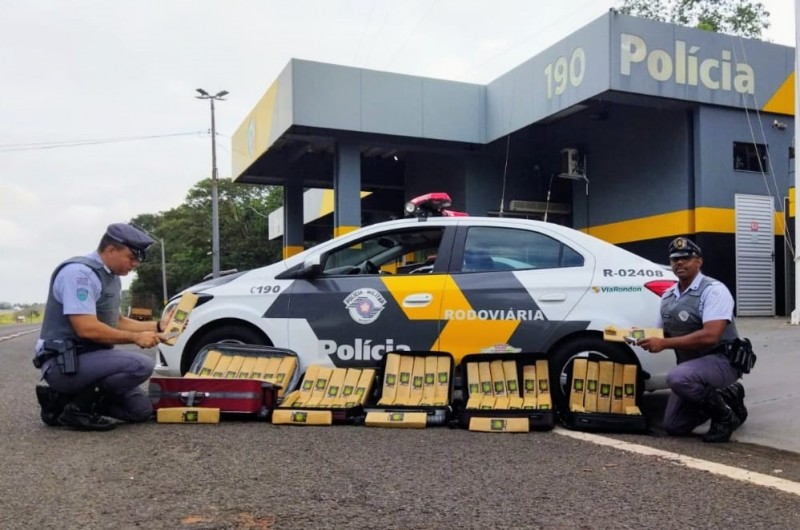 Polícia Rodoviária prende casal transportando 70 tijolos de maconha