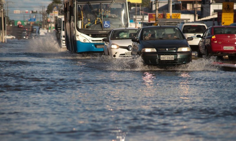 Ciclone subtropical Yakecan começa a se afastar do litoral brasileiro