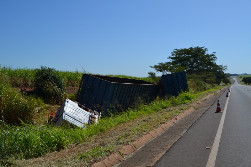 Condutor tomba caminhão canavieiro em barranco às margens de rodovia