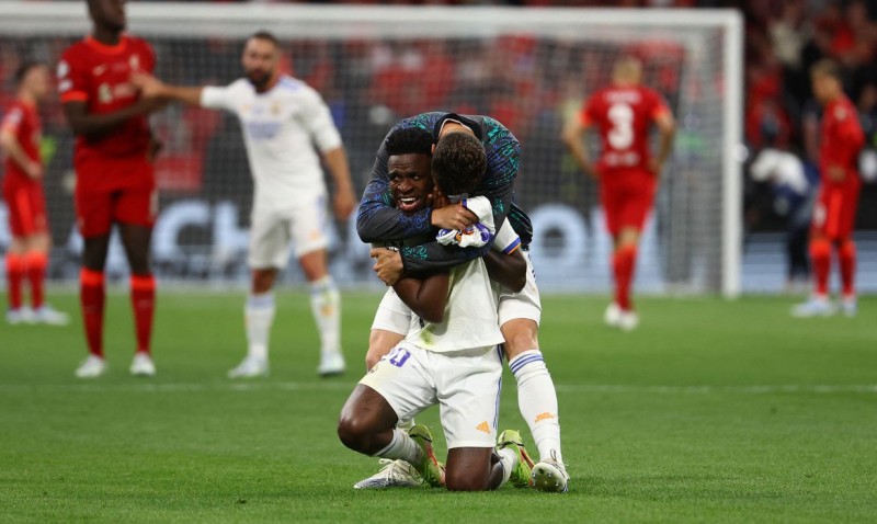 Real Madrid é campeão europeu com gol de Vini Jr e brilho de Courtois