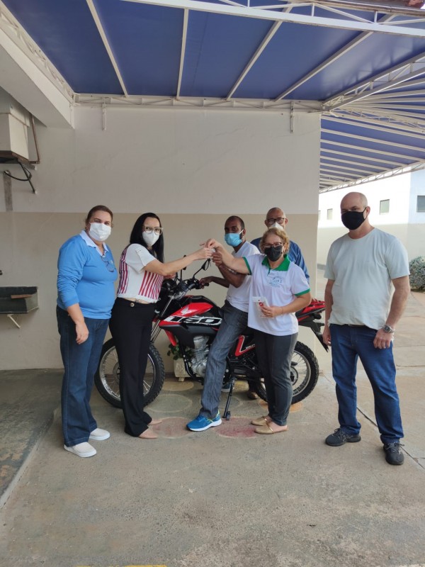 Mãe de aluno da Apae ganha moto de ação conjunta