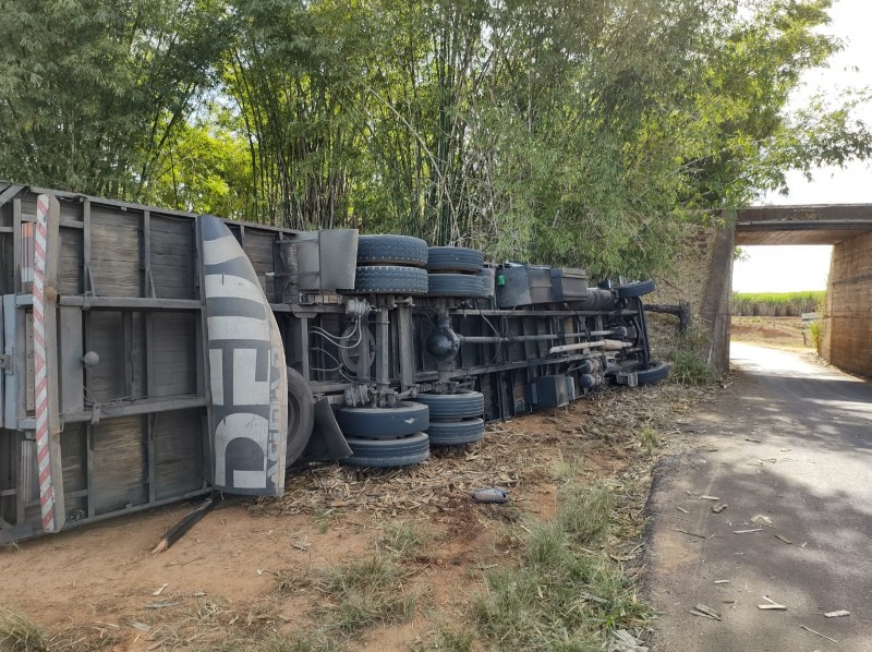 Caminhão tomba ao fazer curva em pontilhão na vicinal Gentil Moreira