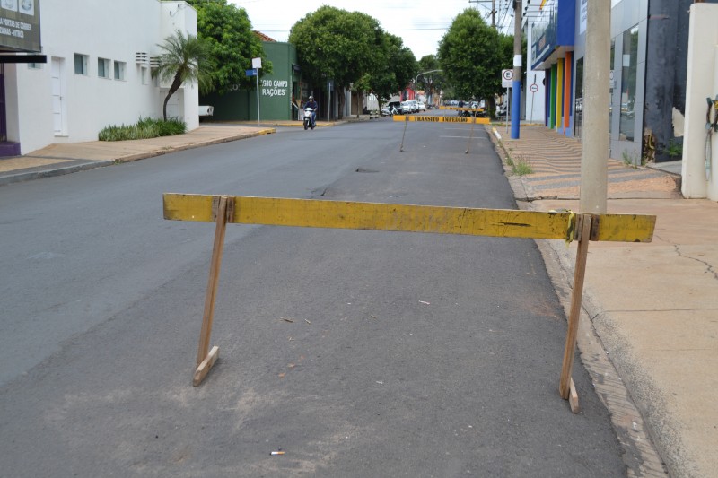 Trecho de rua interditado causa transtorno a pedestres e motoristas