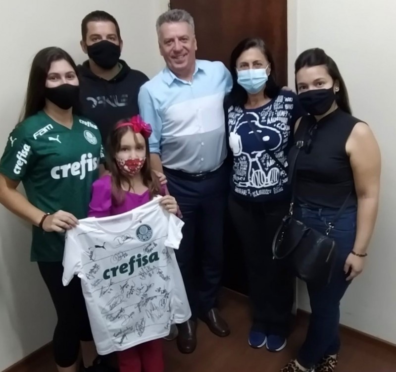 Jogadora de base do feminino do Palmeiras doa camisa com autógrafos para campanha beneficente