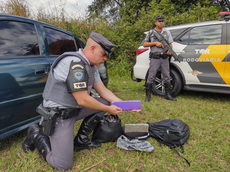 Casal é preso pelo TOR com tijolos e porções de maconha em mochilas