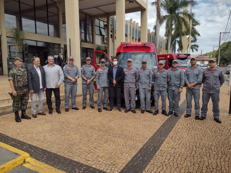 Corpo de Bombeiro de Penápolis recebe nova viatura de resgate