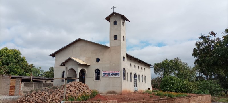 Comunidade faz campanha para colocar portas em igreja