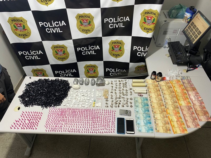 Polícia Civil prende homem com drogas e quase R$ 2 mil em residência