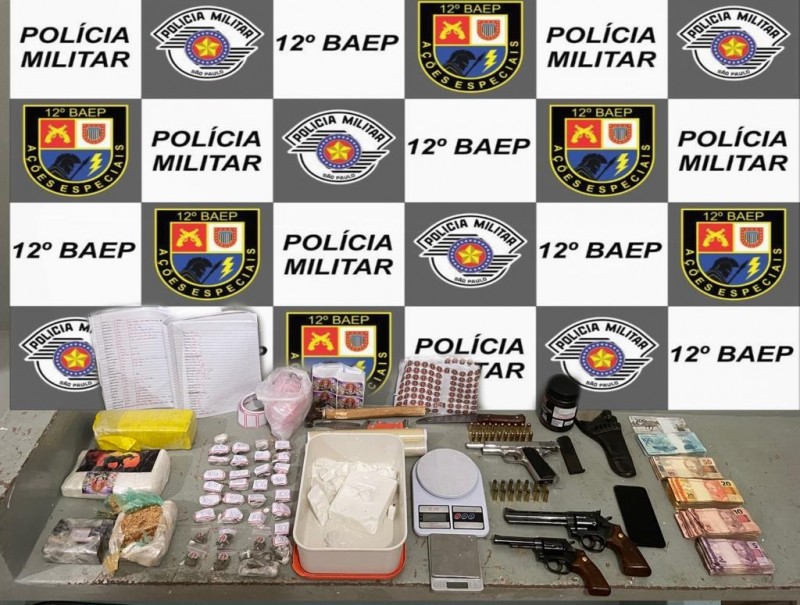 Baep prende homem com armas, drogas e quase R$ 10 mil em dinheiro em Penápolis