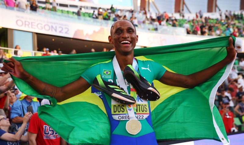 Alison dos Santos recebe a medalha de ouro do Mundial