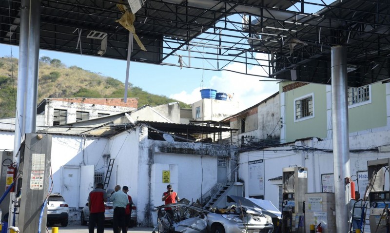 Explosão de carro em posto no Rio de Janeiro deixa dois feridos