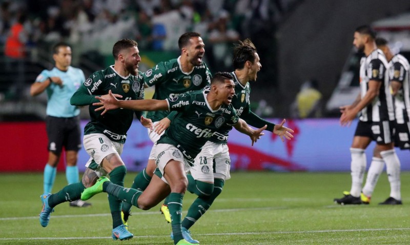 Com dois a menos, Palmeiras segura empate e se classifica nos pênaltis