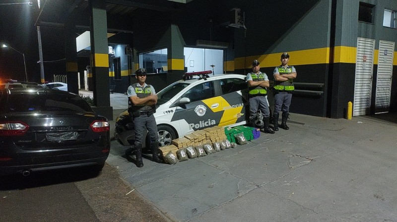 Polícia Rodoviária apreende 223 tijolos de maconha e pacotes de skank