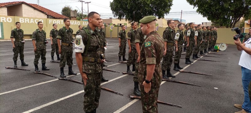 Formatura para visita técnica do Comando Militar no Tiro de Guerra de Penápolis