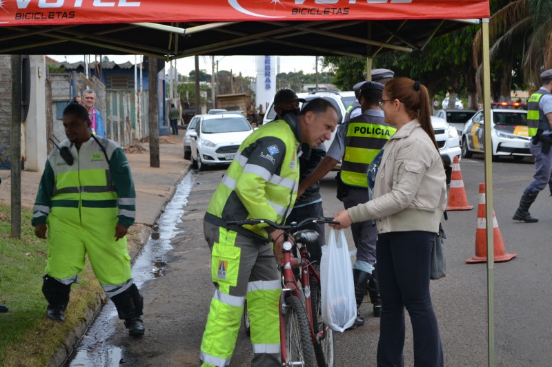 No ‘Dia do Ciclista’, Polícia Rodoviária promove ação de conscientização em Penápolis