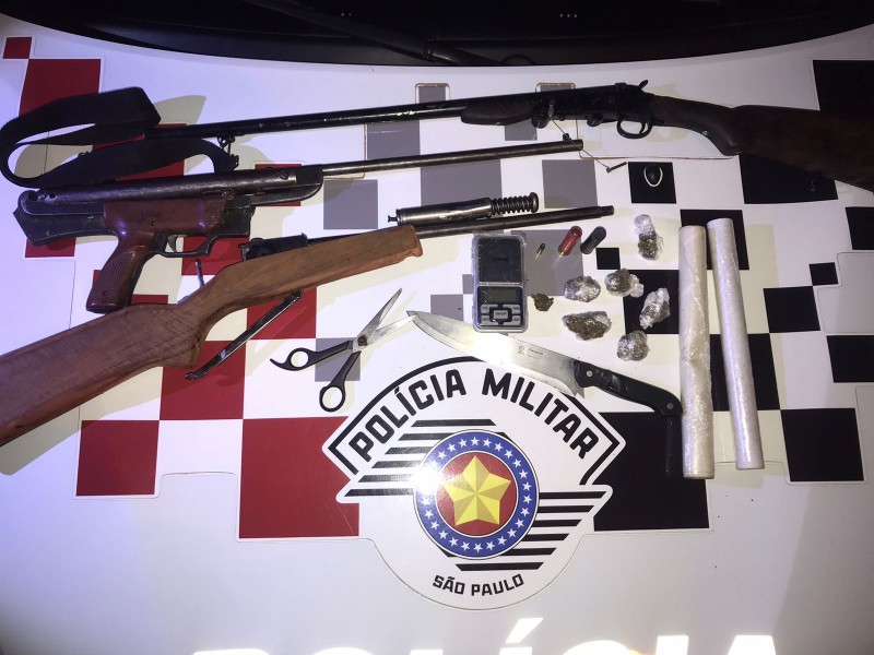 Polícia Militar prende rapaz de 34 anos com armas e drogas no Mais Solar