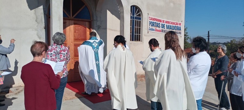 Padre Rodrigo realiza a bênção das novas portas da igreja NS dos Anjos