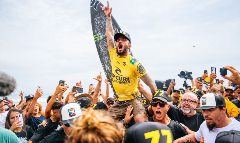 Filipe Toledo conquista título do Circuito Mundial de Surfe