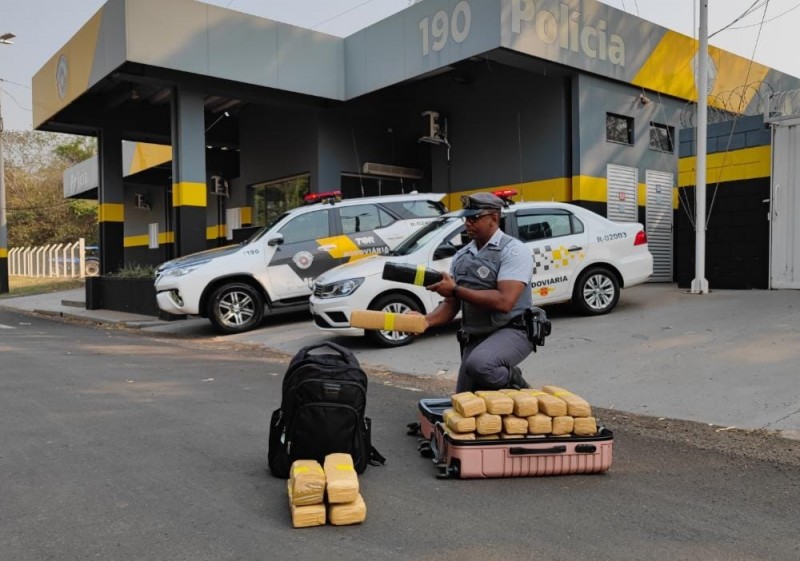 TOR prende casal com 29 tijolos de maconha escondido em bagagens