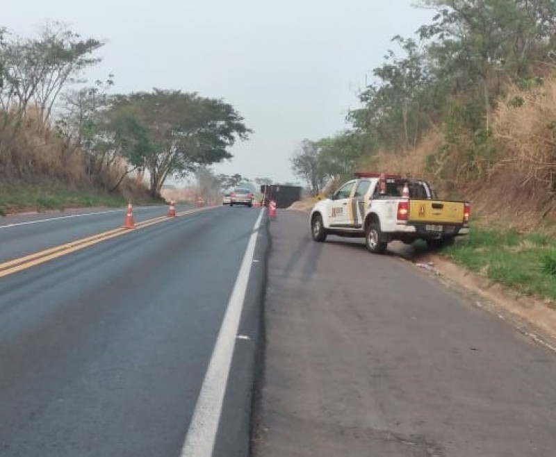 Caminhão canavieiro tomba na rodovia Assis Chateaubriand