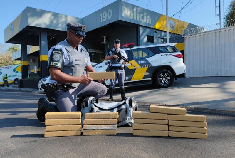 TOR prende mulher com 18 tijolos de maconha em ônibus na Assis Chateaubriand