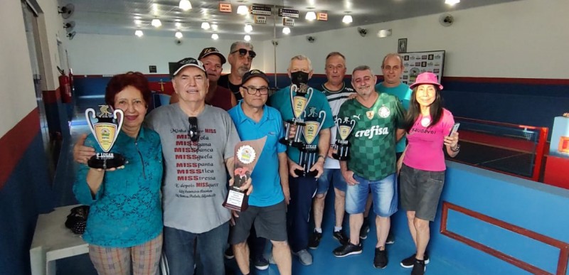 Ganhadores do Torneio de Bocha do Lago Azul são premiados