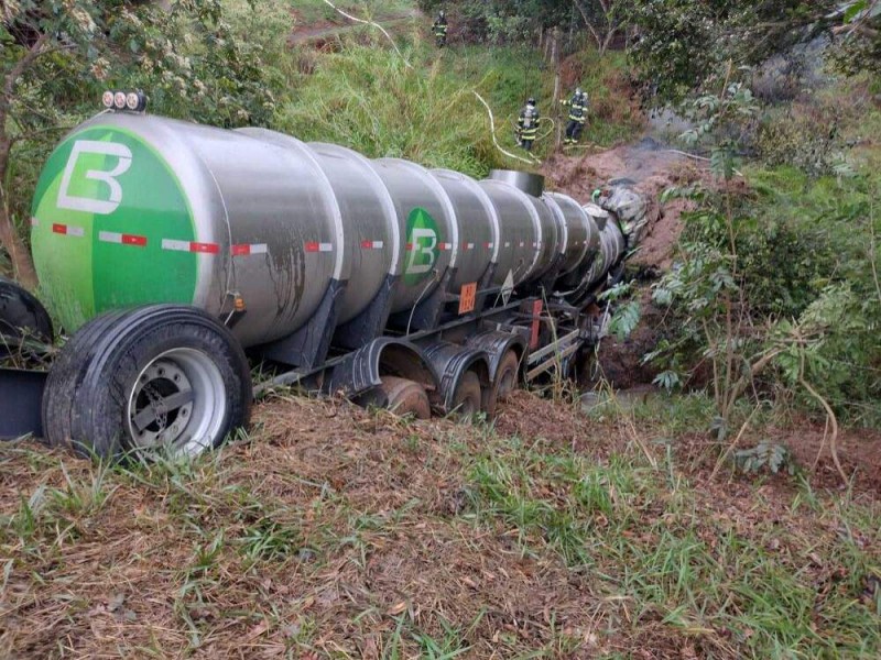 Motorista morre após cair com bitrem carregado de soda cáustica no Lajeado