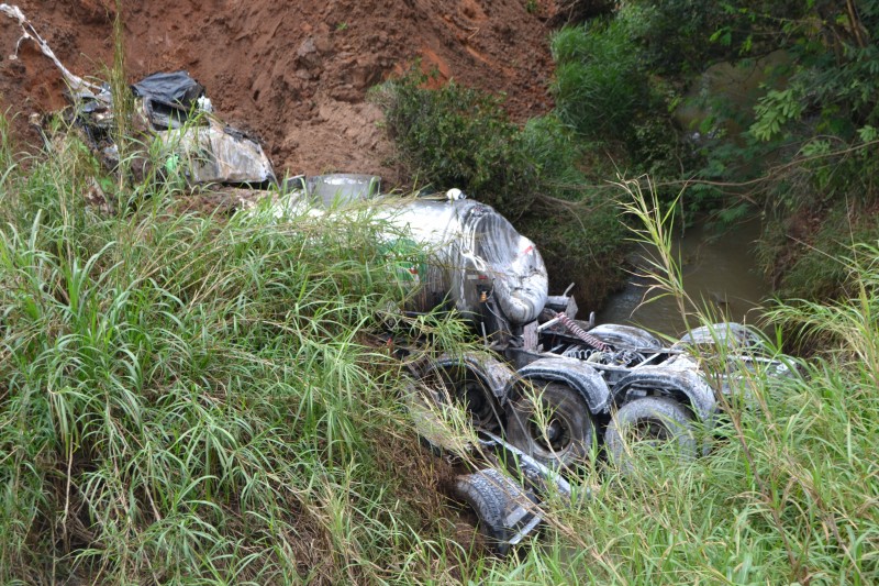 Motorista que morreu após queda de bitrem em ribeirão é identificado