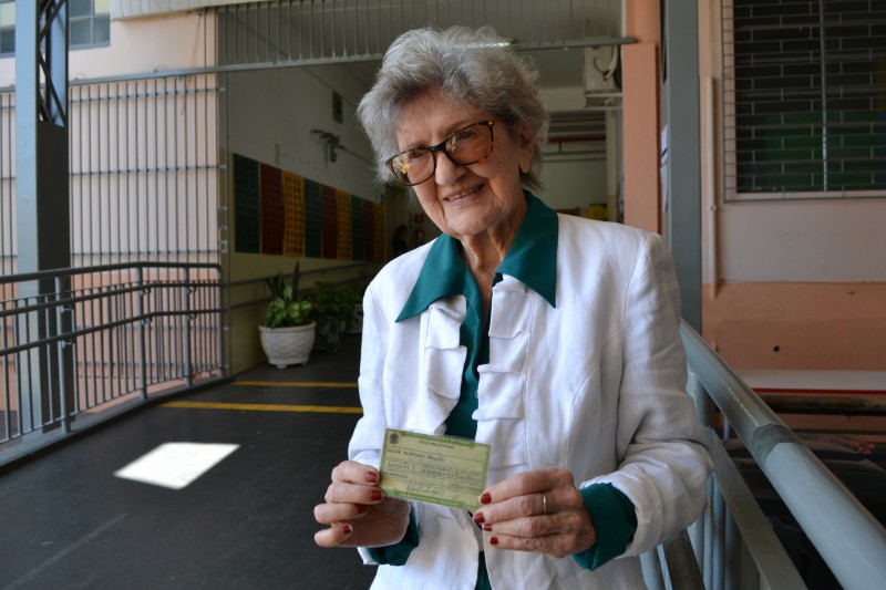 Com 93 anos, idosa faz questão de votar em Penápolis