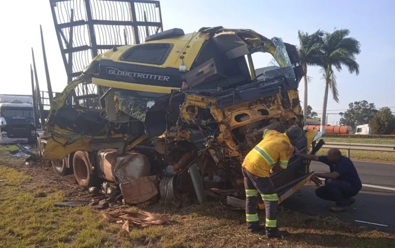 Motorista de caminhão sai ileso após veículo ficar destruído em acidente