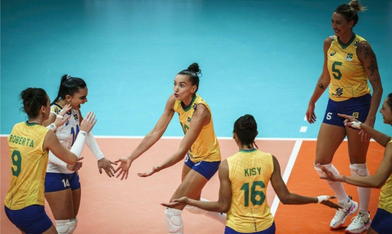 Brasil bate Itália e fica a um jogo do inédito título mundial de vôlei