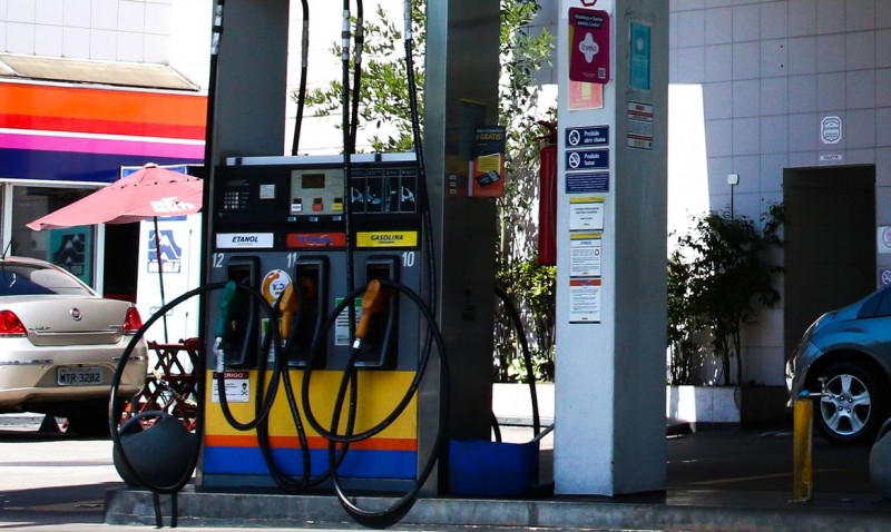 Preço da gasolina nos postos volta a subir após 15 semanas