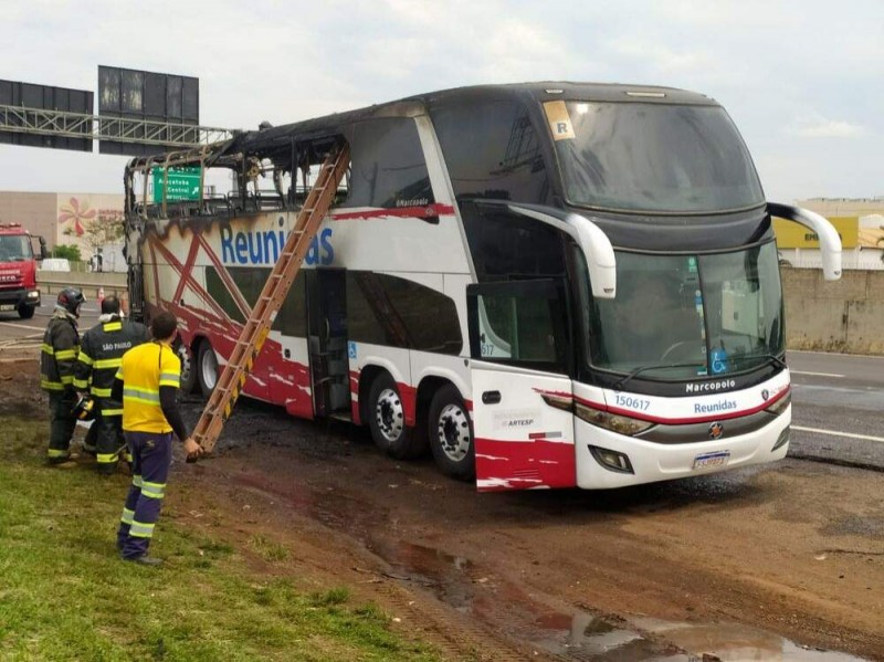 Ônibus pega fogo na Marechal Rondon em Araçatuba