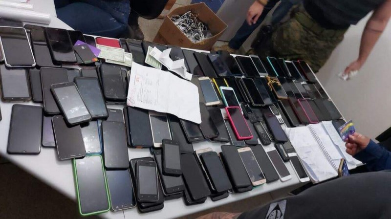 Polícia Civil faz operação contra acusados de burlar sistema de bloqueadores de sinais de celulares em presídios