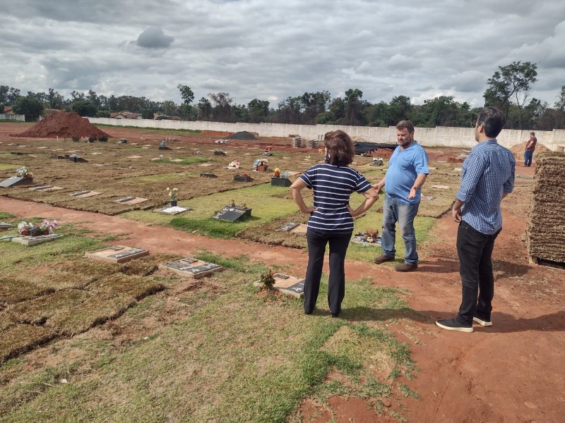 Cemitério Jardim da Paz recebe melhorias com o plantio de grama