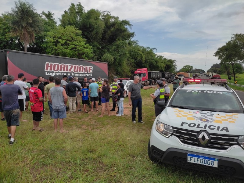 Caminhoneiros fazem manifestação na rodovia Assis Chateaubriand, em Penápolis