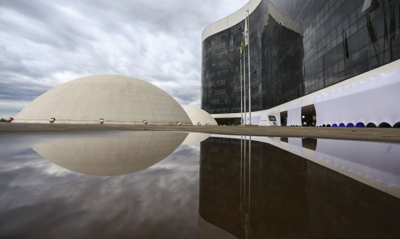 TSE conclui totalização de votos pouco depois da meia-noite