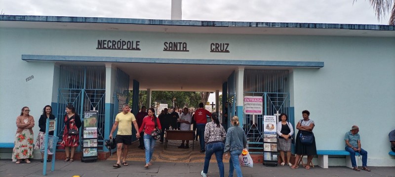 Milhares de pessoas visitam cemitérios de Penápolis no Dia de Finados