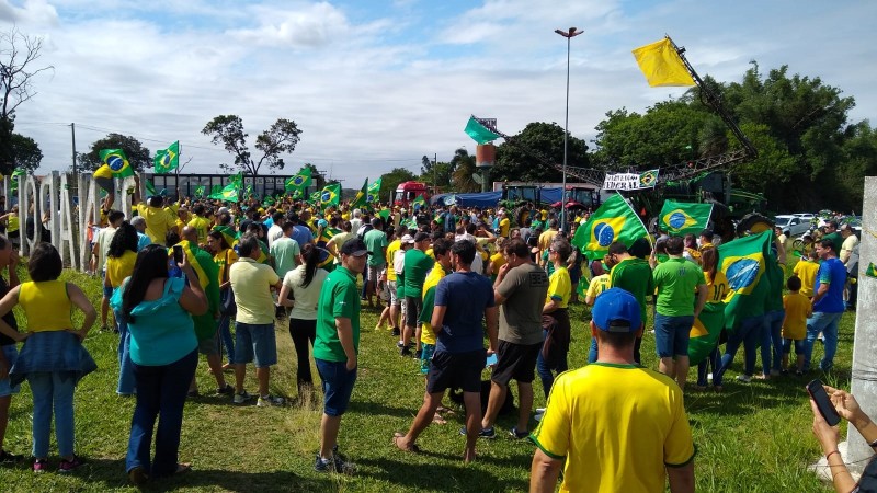 Manifestantes participam de atos em rodovia e no Tiro de Guerra de Penápolis