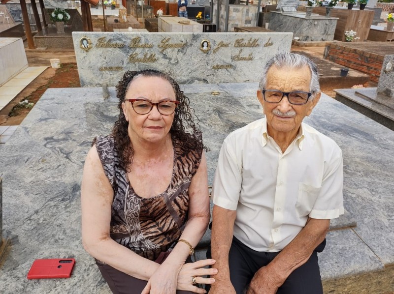 Com túmulo personalizado, casal ‘se mistura’ aos mortos em cemitério