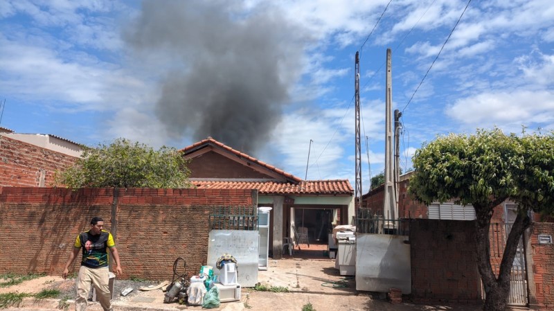 Moradora perde objetos durante incêndio em imóvel e amigos fazem campanha